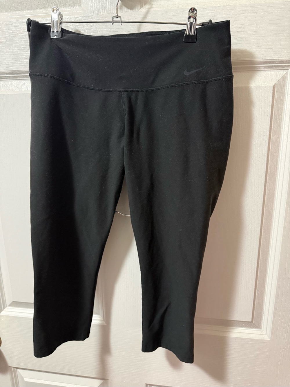 Nike Black Mid-Rise Capri Leggings